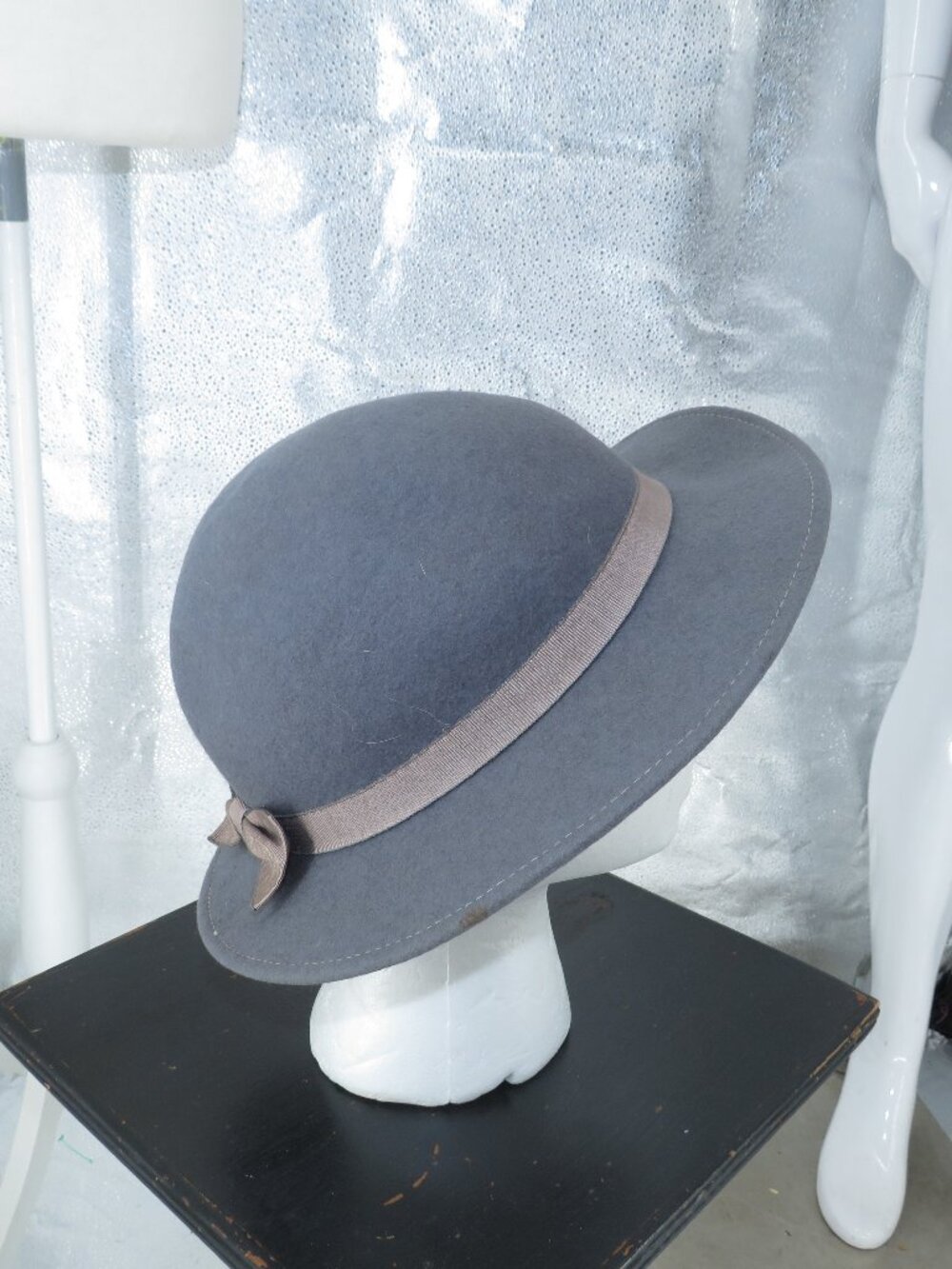 vintage wool felt cloche hat gray women's 22 in circumference ribbon bow Italy